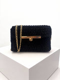 Handgestrickte Clutch Schwarz mit Goldkette