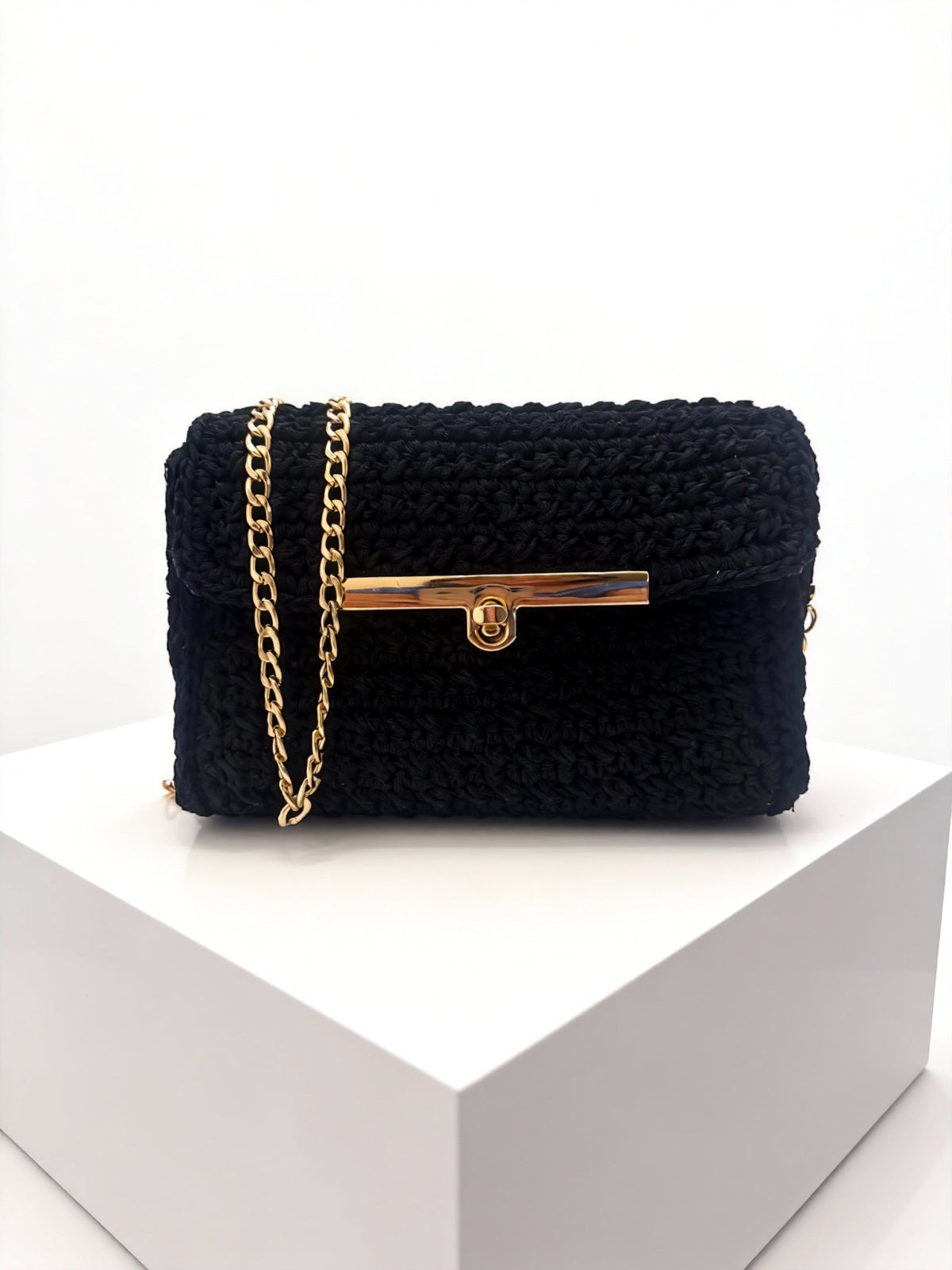 Handgestrickte Clutch Schwarz mit Goldkette