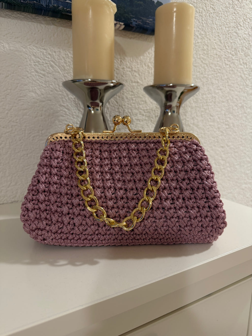 Handgestrickte Vintage-Clutch mit Goldkette in Mauve