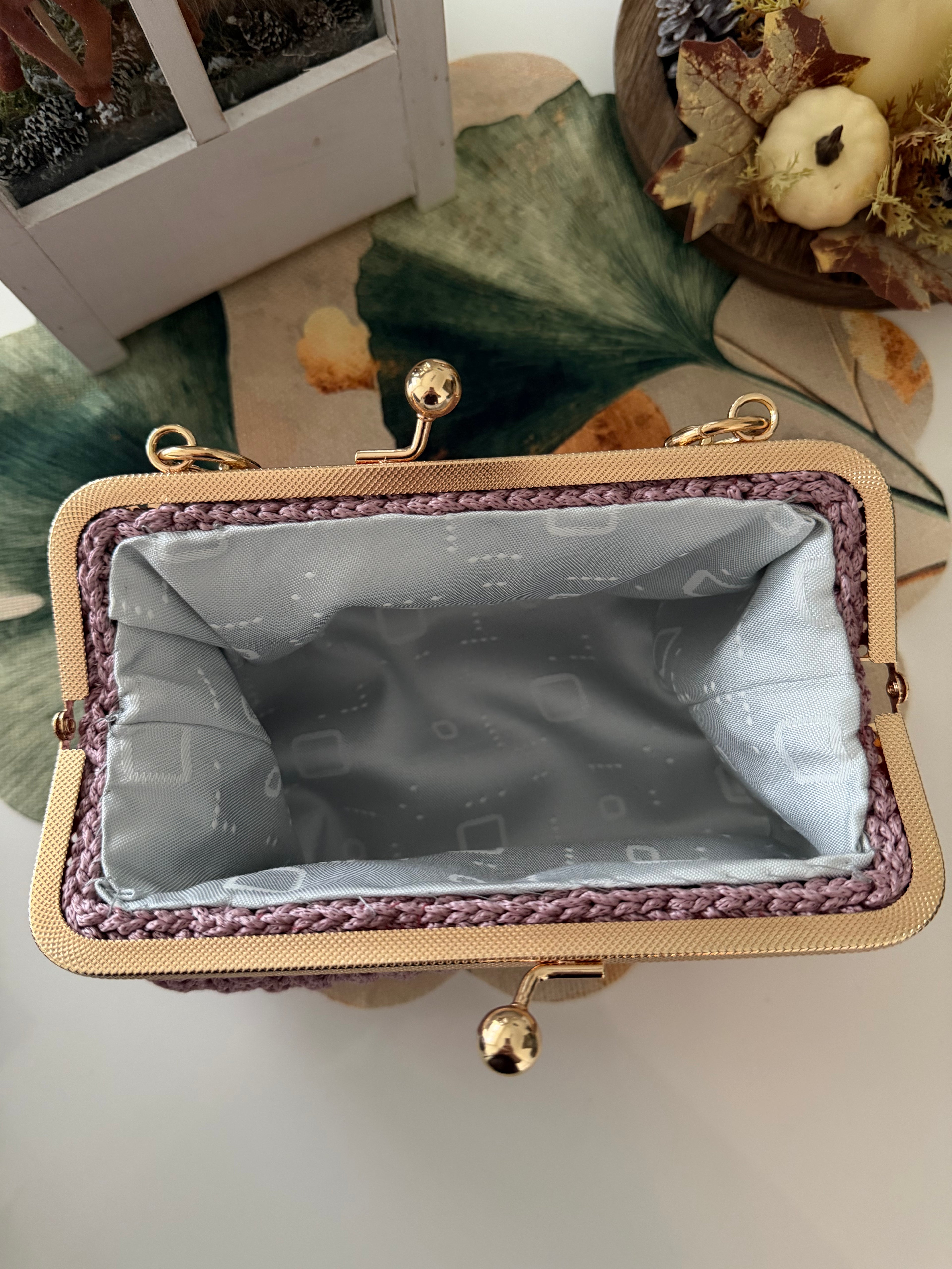 Handgestrickte Vintage-Clutch mit Goldkette in Mauve