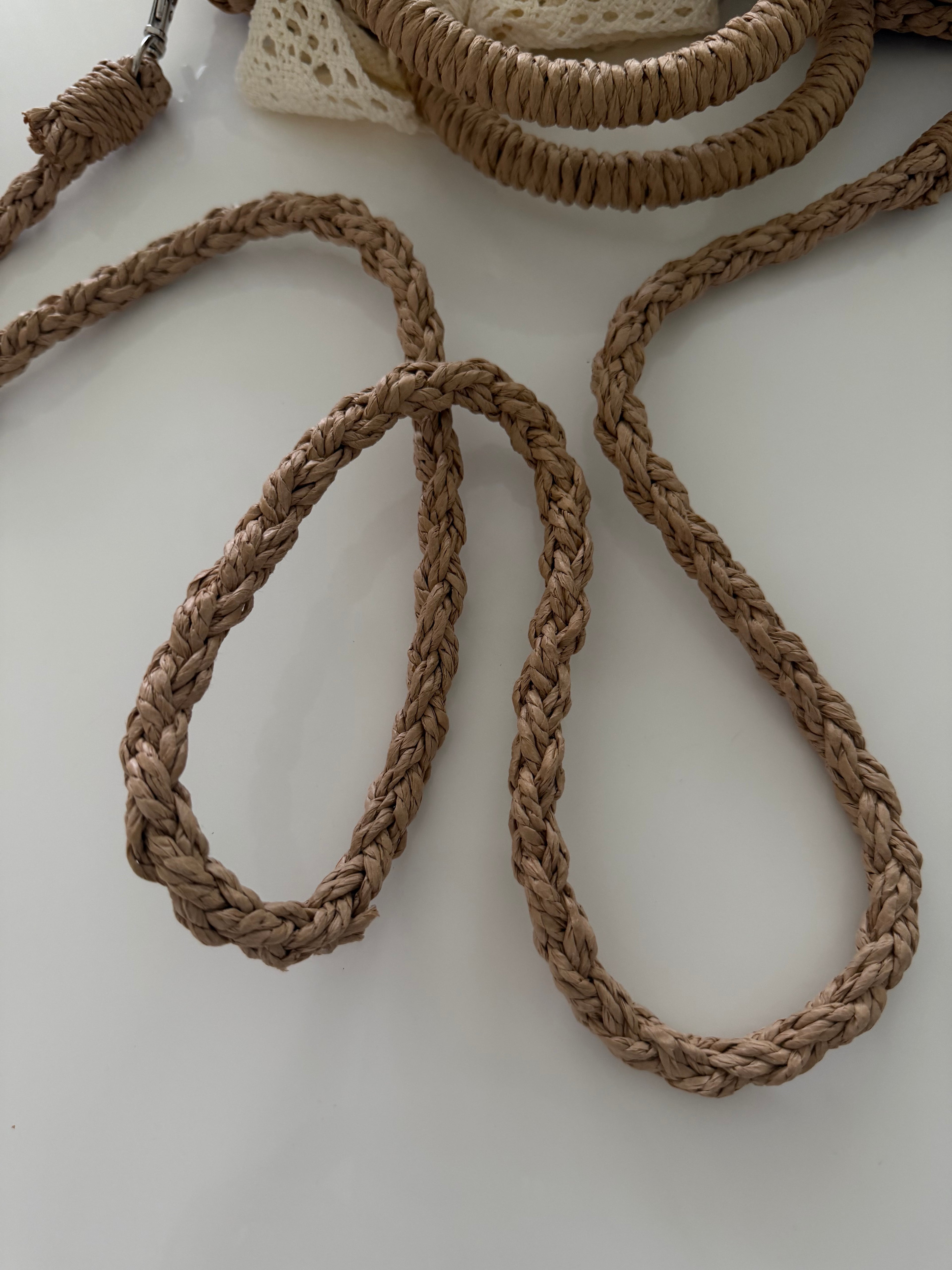 Boho Basket Bag – Geflochten mit Spitzenband & Crossbody-Riemen