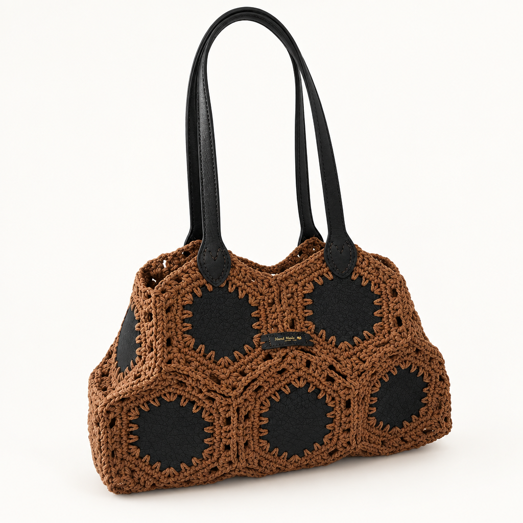 Bearbeitetes Produktfoto der braun-schwarzen Häkeltasche