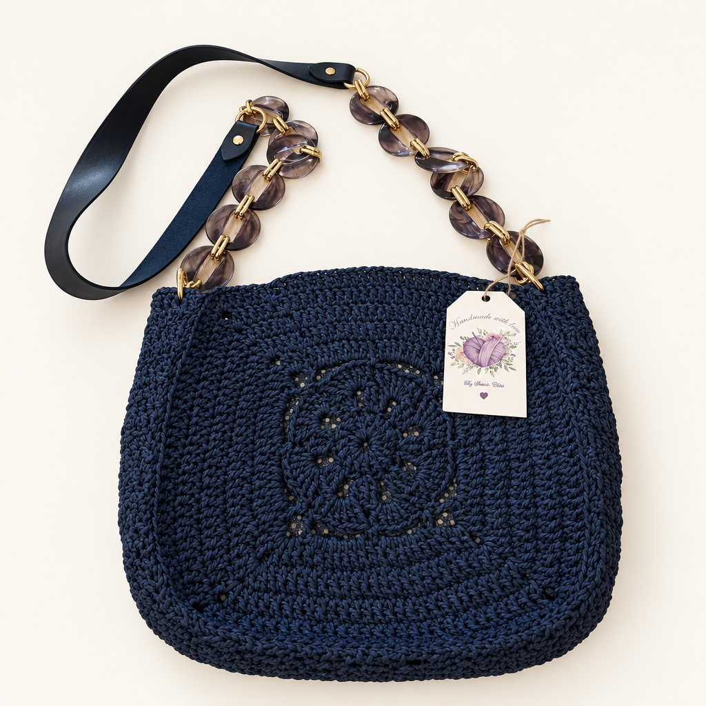 Bearbeitetes Produktfoto der dunkelblauen Häkeltasche mit dekorativer Kette